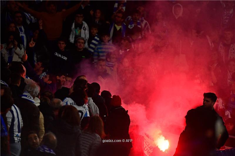 Benfica fans throw flares toward Sociedad supporters at Champions League  match - The San Diego Union-Tribune