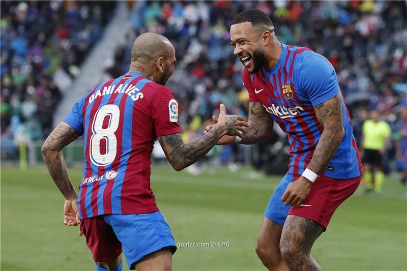 Memphis Depay scores the winner for Barcelona in the 84th minute
