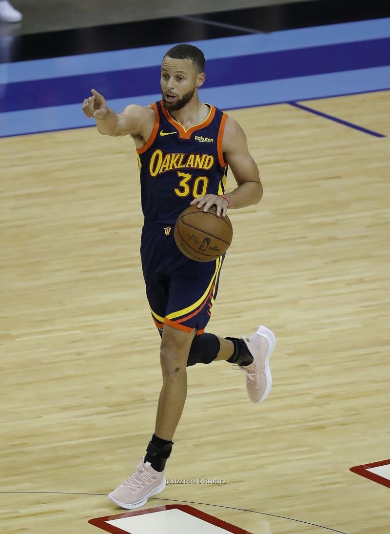 Curry's 42 Points Lead Warriors Past Pelicans